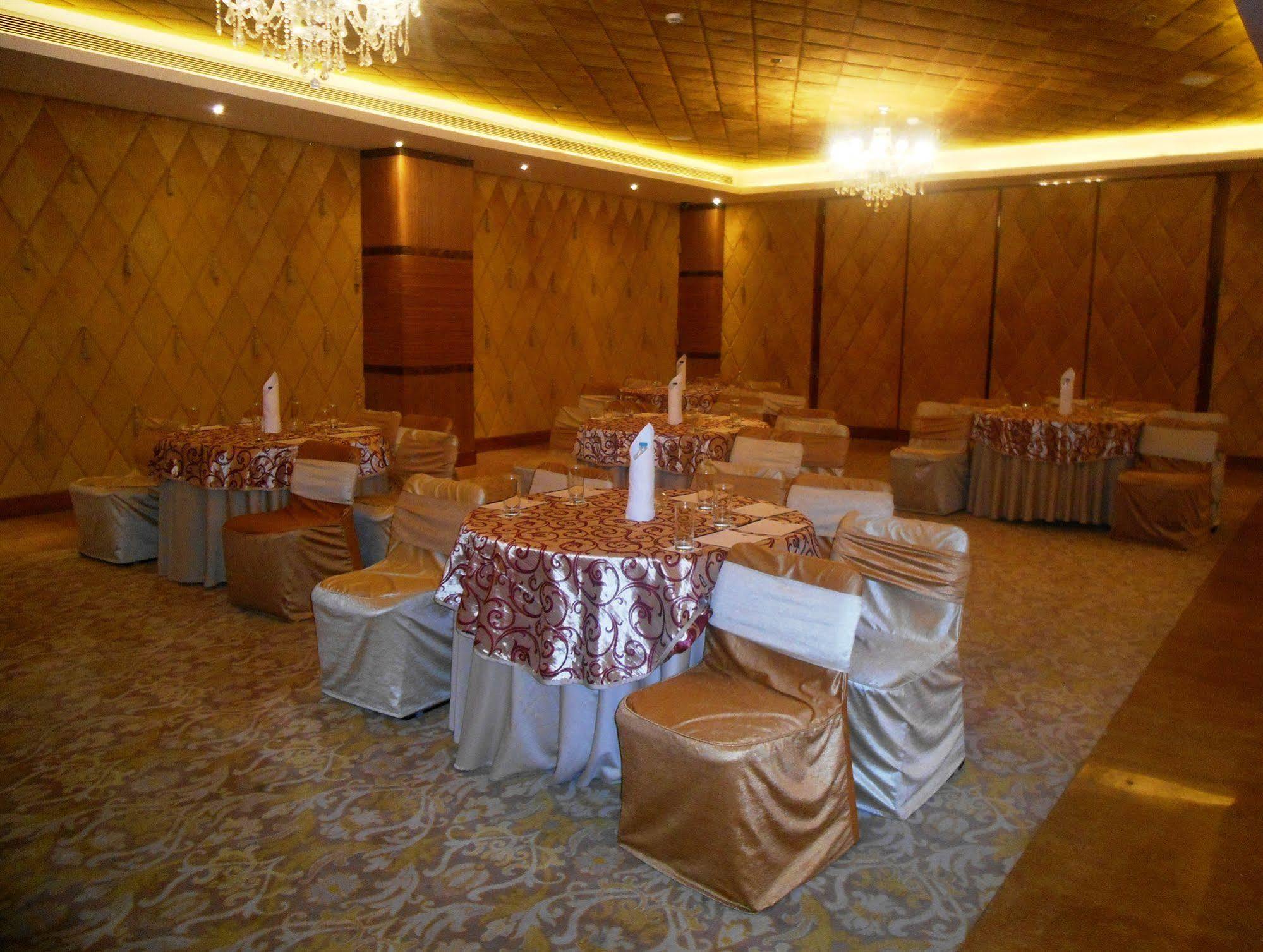 Country Inn & Suites By Radisson, Meerut Eksteriør bilde